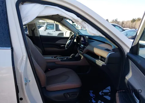 2024 Toyota Grand Highlander Platinum z USA, uszkodzony, nr VIN 5TDAAAB57RS053479